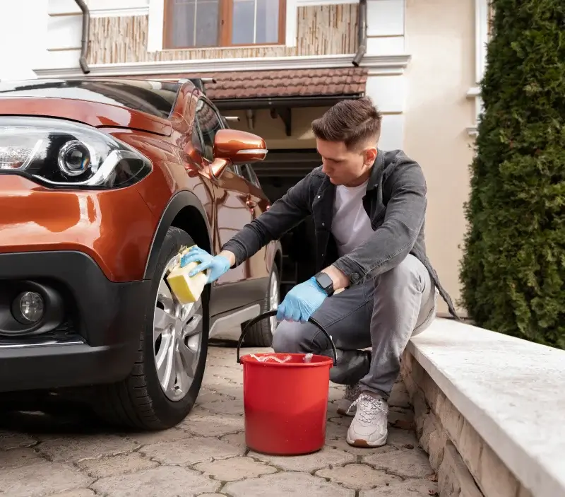 Lavage auto à domicile Saint-Sorlin-en-Valloire : professionnel intervenant sur un véhicule